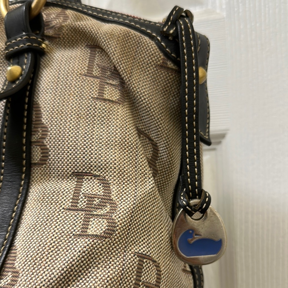Dooney & Bourke Black and Tan Shoulder Bag with Classic Design - Picture 4 of 14